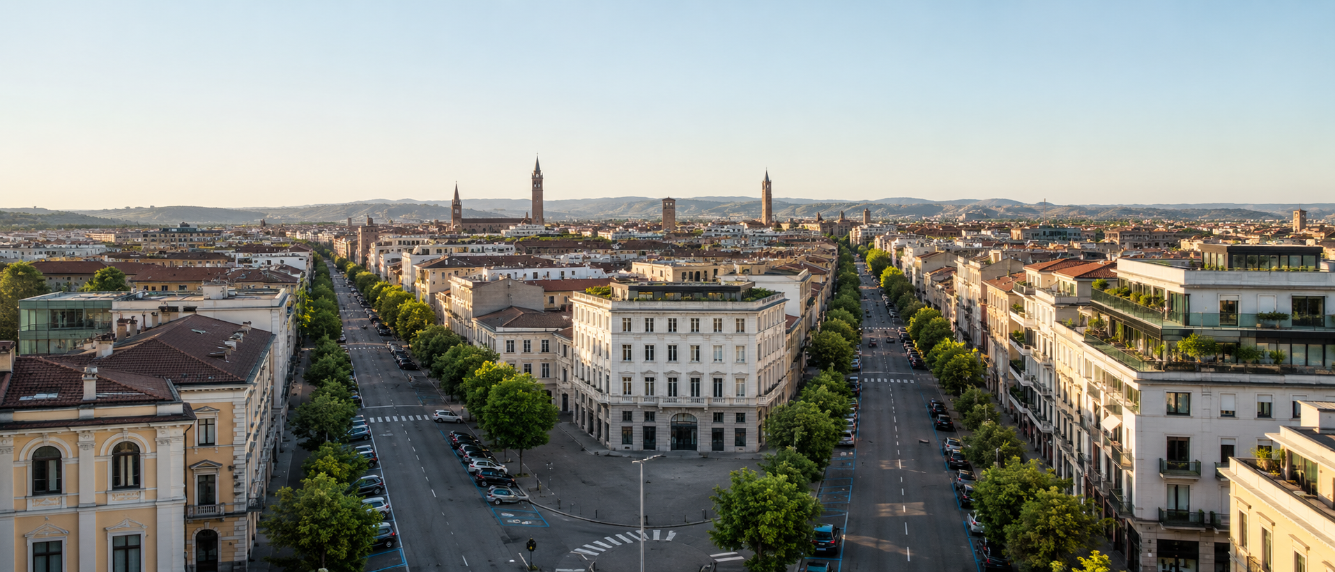 Skyline di una città italiana all'alba