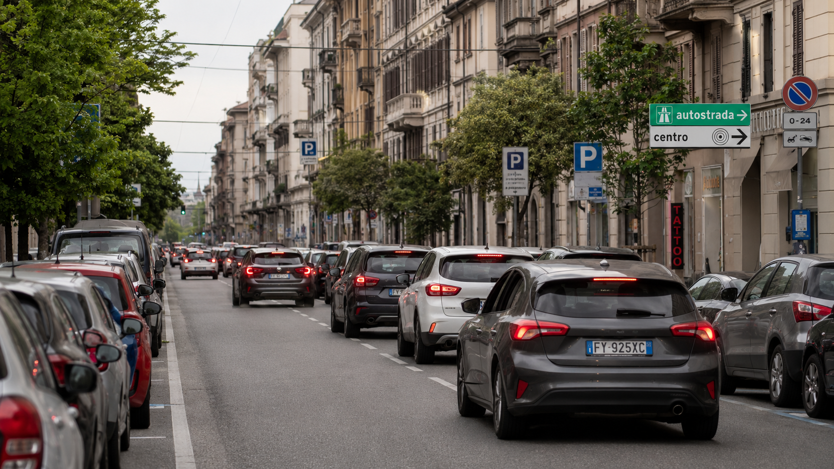 Traffico e auto in coda in una via cittadina italiana