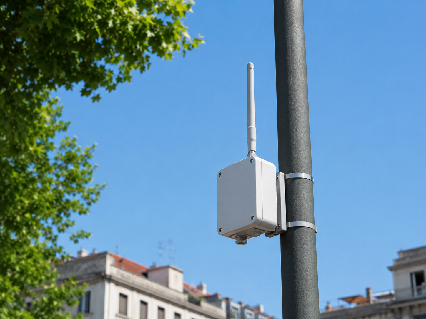 Gateway LoRaWAN con antenne installato in posizione sopraelevata sopra la città